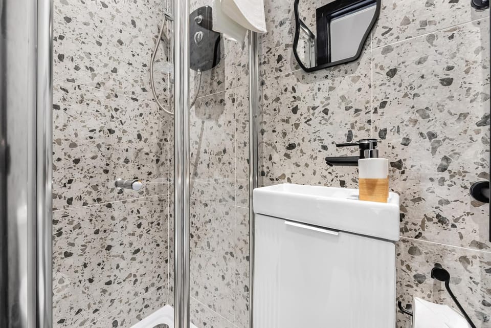 Beautifully Designed Studio with Full Kitchen Apartment in London Borough of Southwark