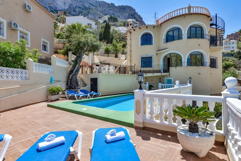 Property building, Swimming pool, sunbed