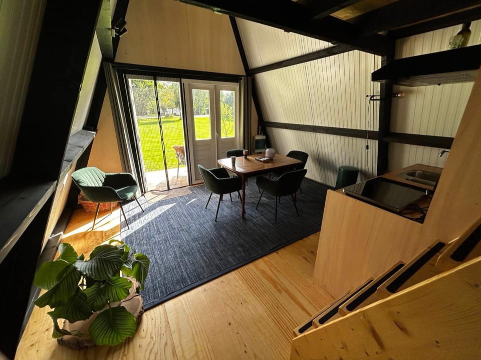 Kitchen or kitchenette, Living room, Seating area, Dining area