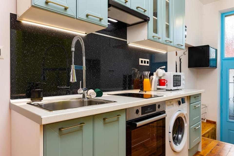 Coffee/tea facilities, Kitchen or kitchenette, oven, stove, toaster, washing machine