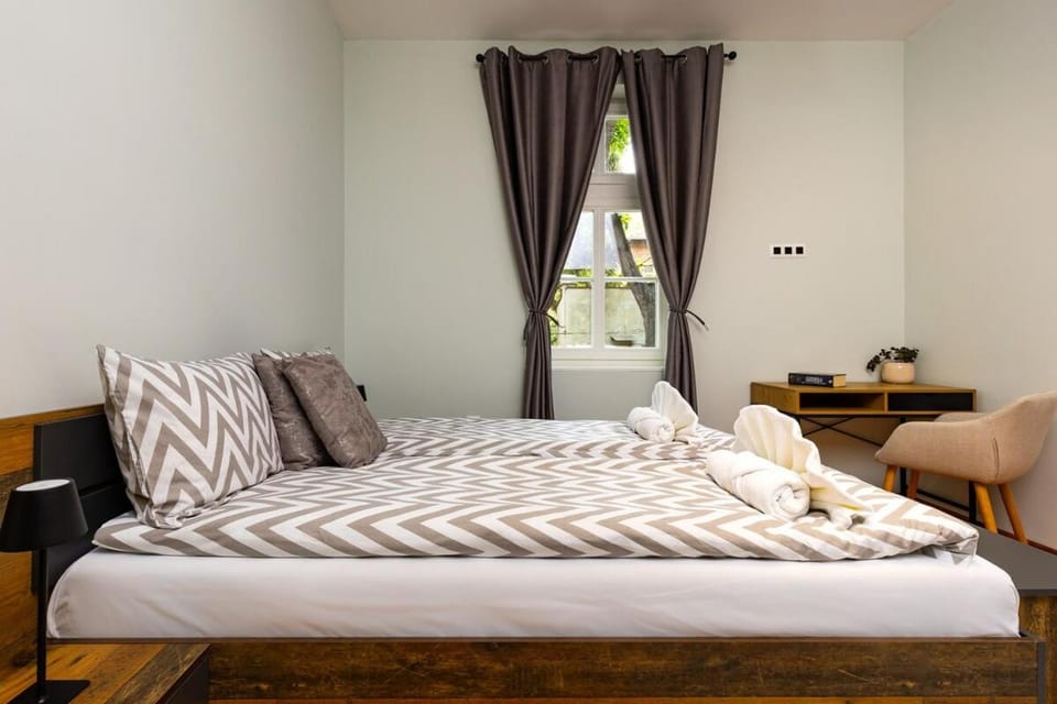 Bed, Bedroom, towels