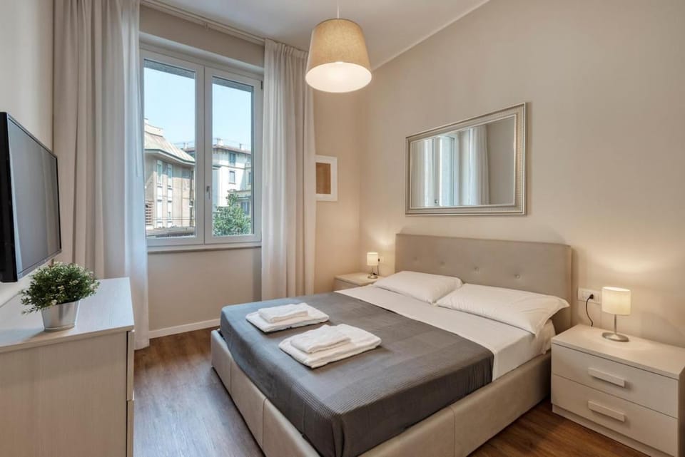 Bed, TV and multimedia, Photo of the whole room, Bedroom, towels