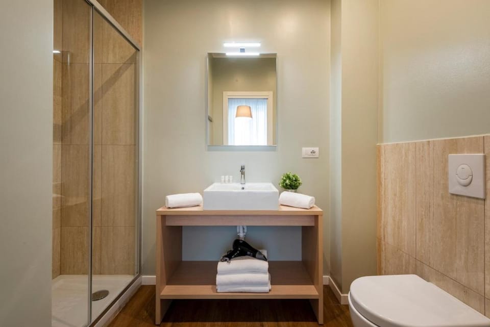Shower, Toilet, Bathroom, towels