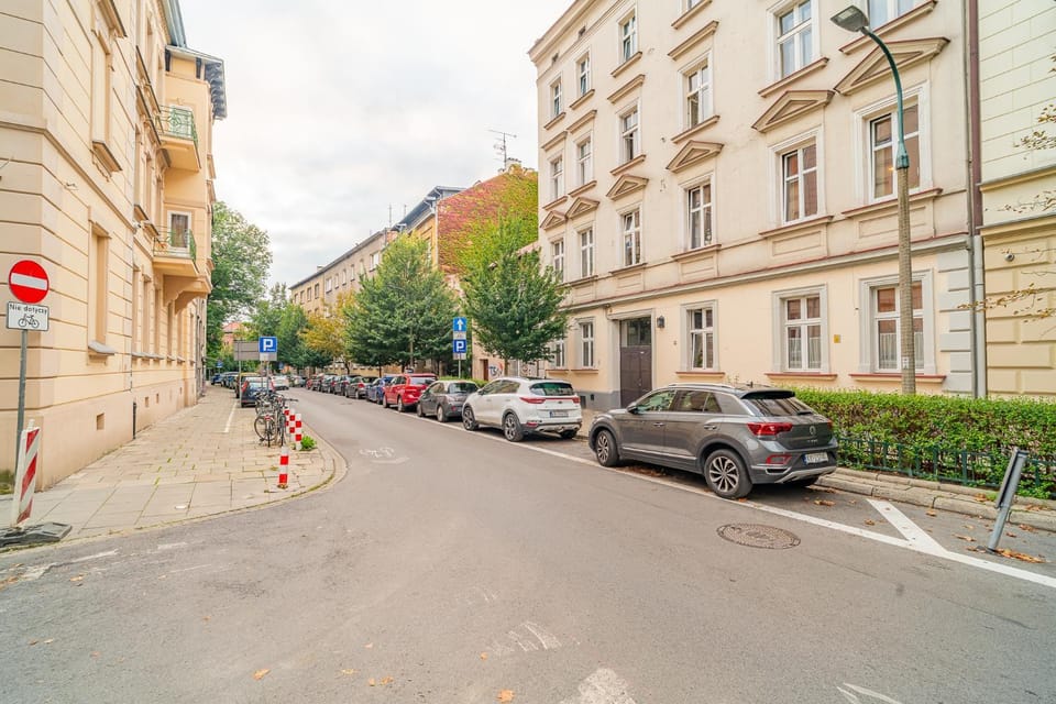 Neighbourhood, Location