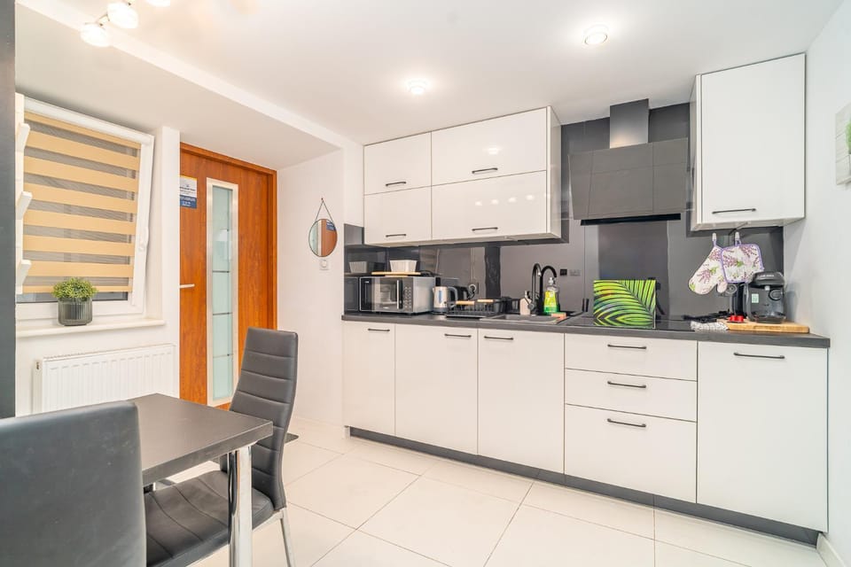 Coffee/tea facilities, Kitchen or kitchenette, Dining area, dishwasher, stove