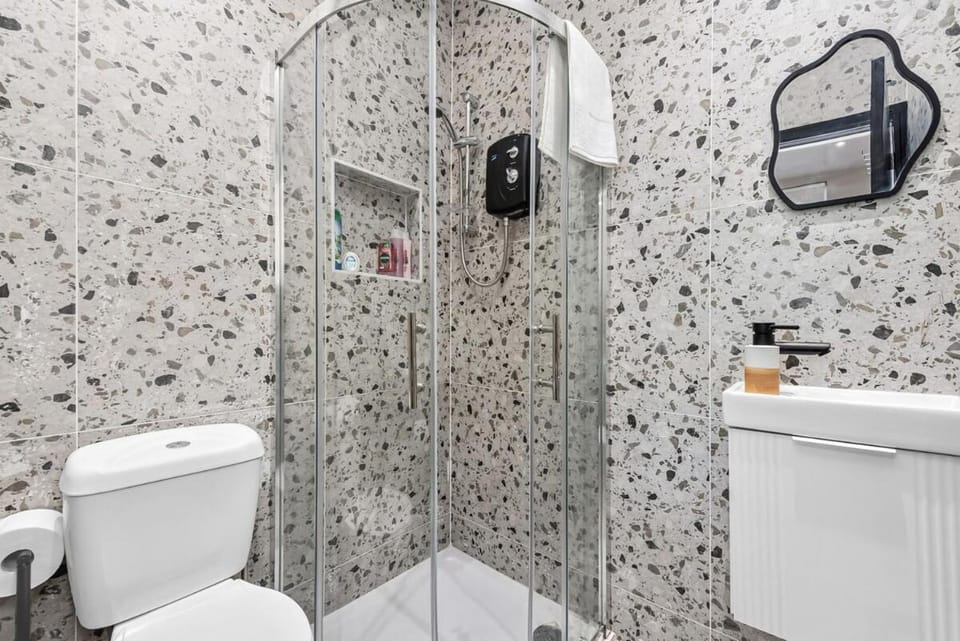 Consort 3A- 4 | Stylish Compact Studio with Kitchennette and Full Communal Kitchen Apartment in London Borough of Southwark