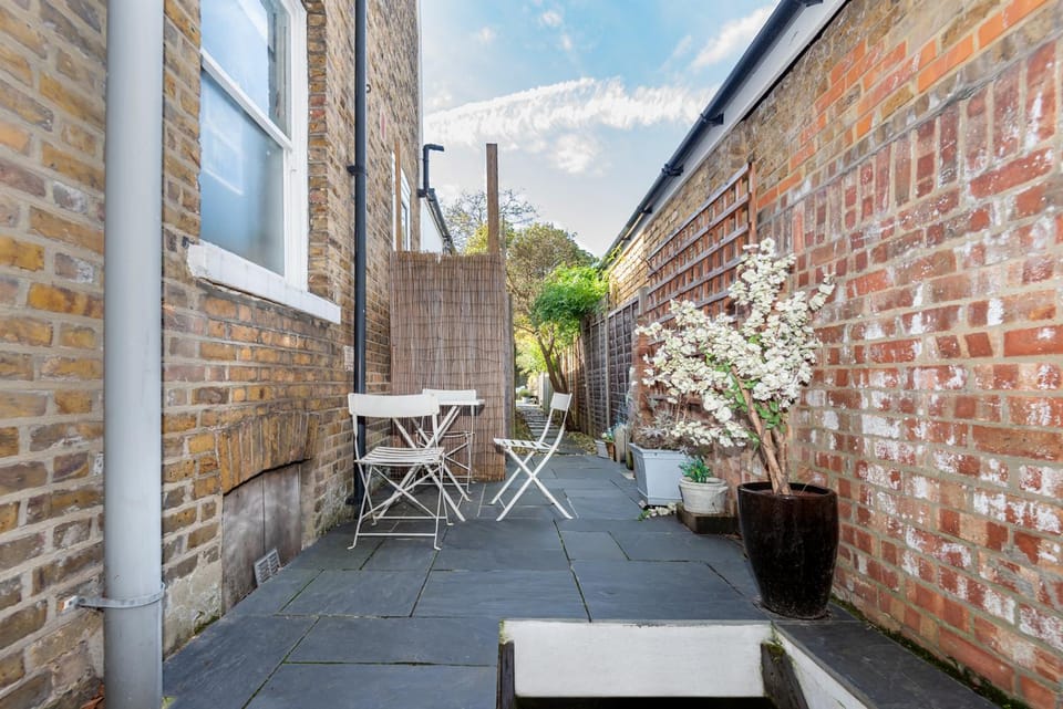 Charming 1BD Flat with Garden Wimbledon Village Inn in London