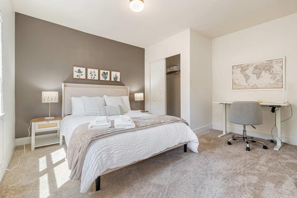Modern 2BR in DT Renton 3 AC WS 95 Shop&Parks House in Renton