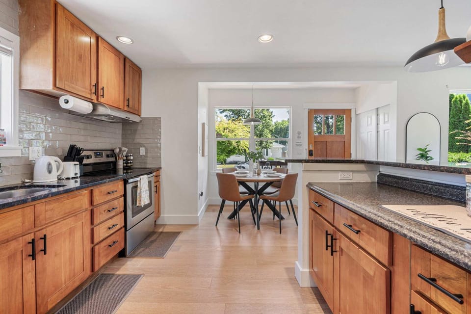 Modern 2BR in DT Renton 3 AC WS 95 Shop&Parks House in Renton