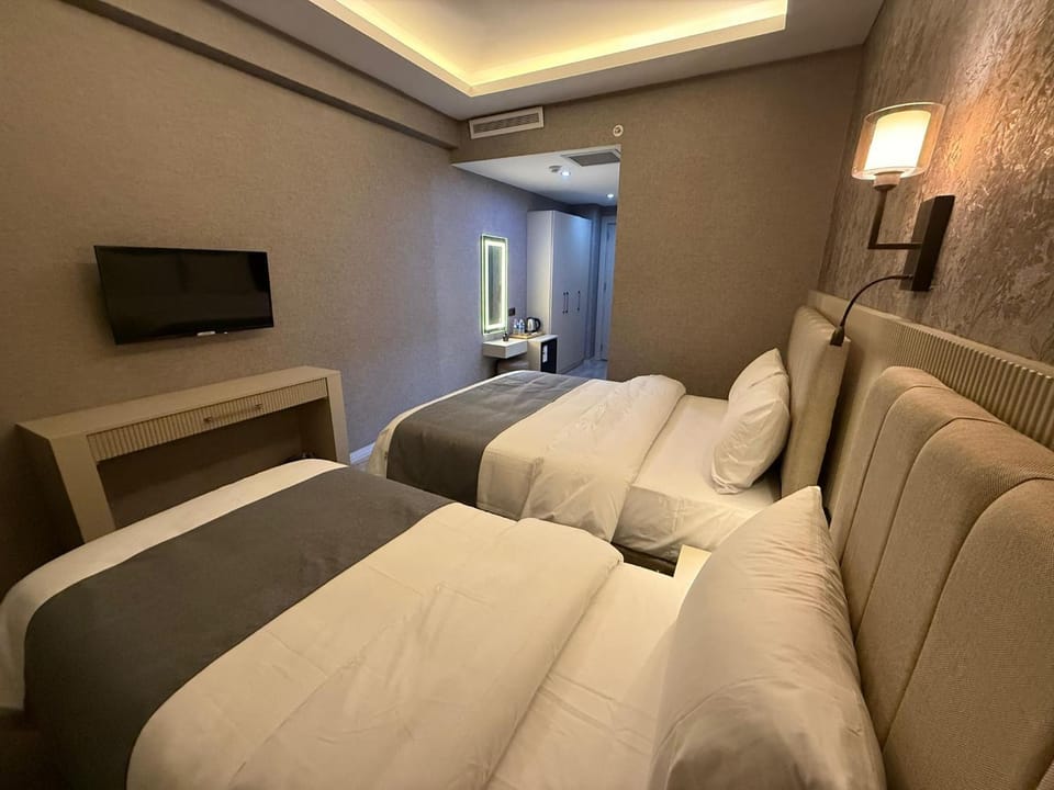 Bed, TV and multimedia, Bedroom