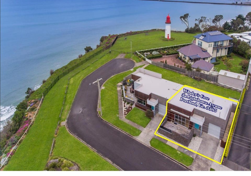 Property building, Day, Neighbourhood, Natural landscape, Bird's eye view, Sea view, Street view