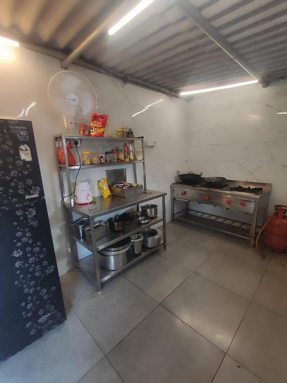 Kitchen or kitchenette, kitchen