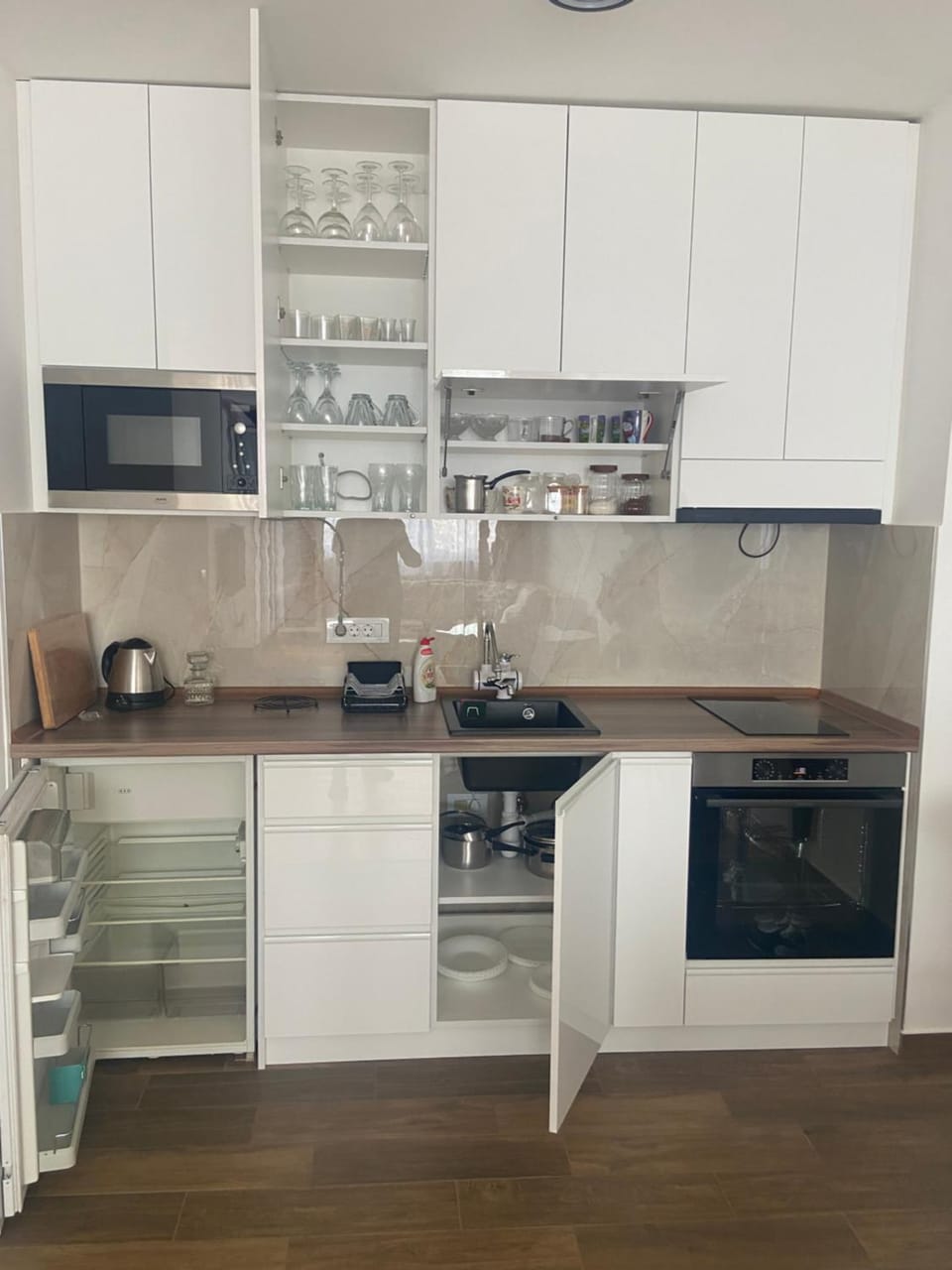 Coffee/tea facilities, Kitchen or kitchenette, minibar, oven, stove, toaster