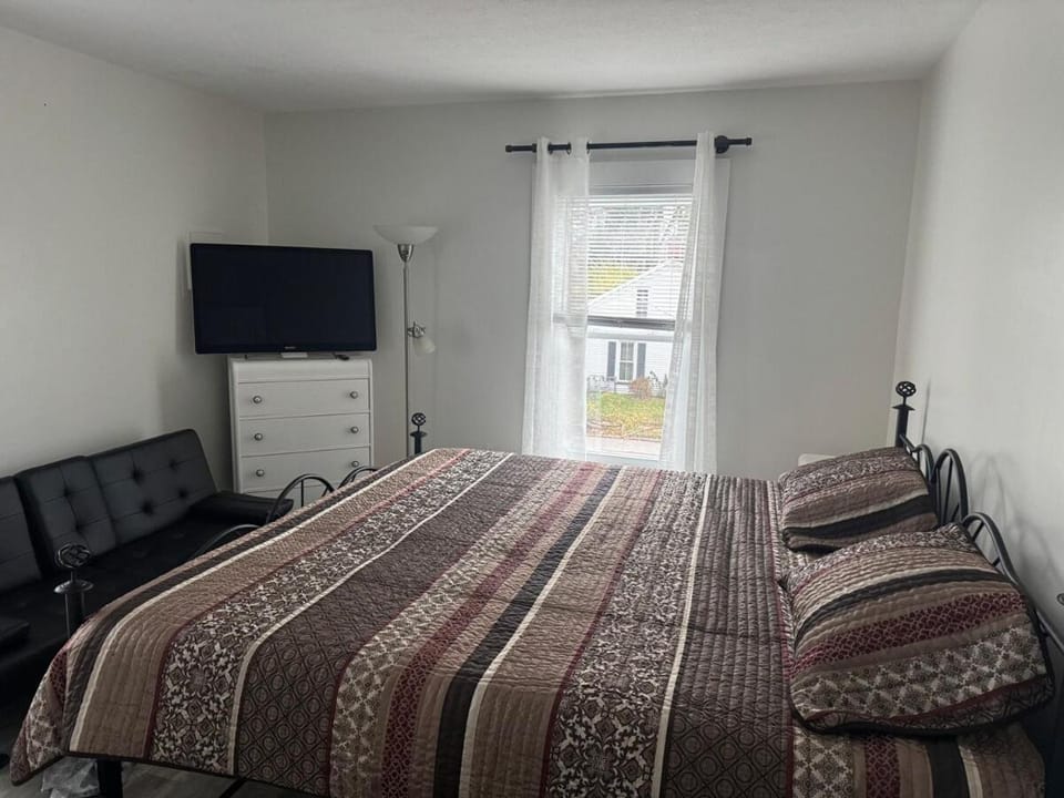 Downtown Willoughby historical district Gem 4 Apartment in Willoughby