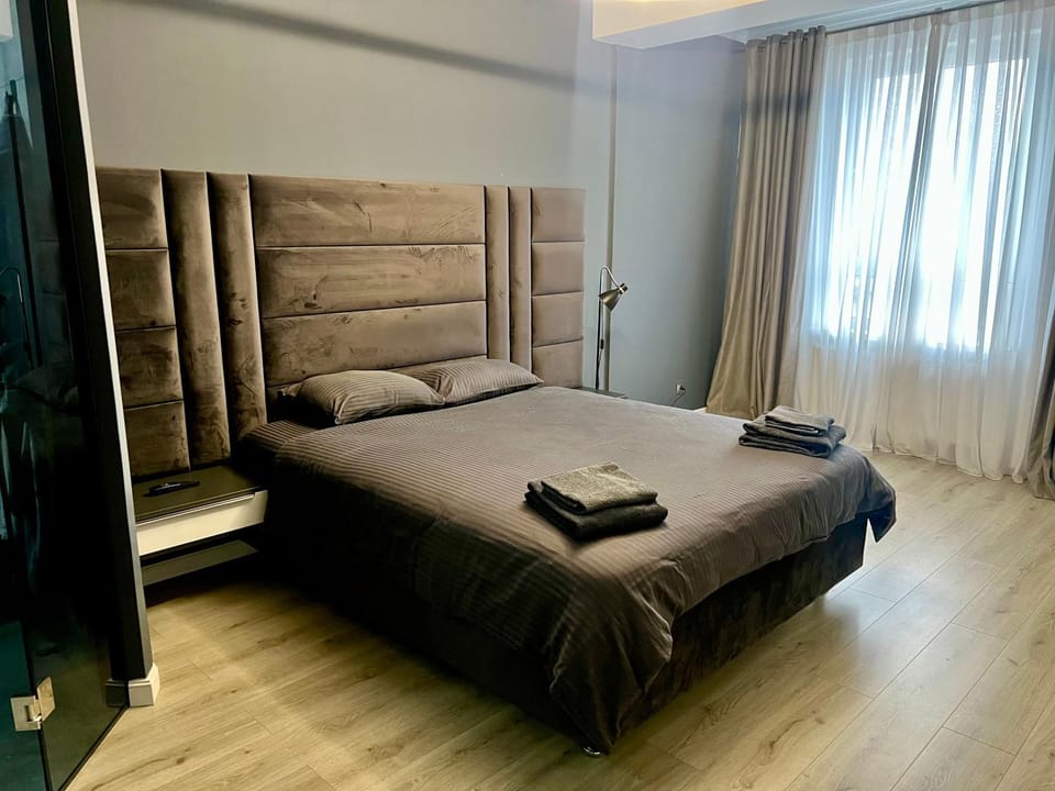 Bed, Bedroom, towels