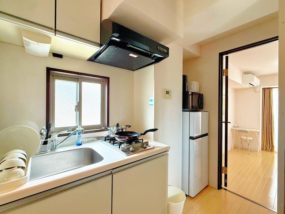 Kitchen or kitchenette, minibar, stove