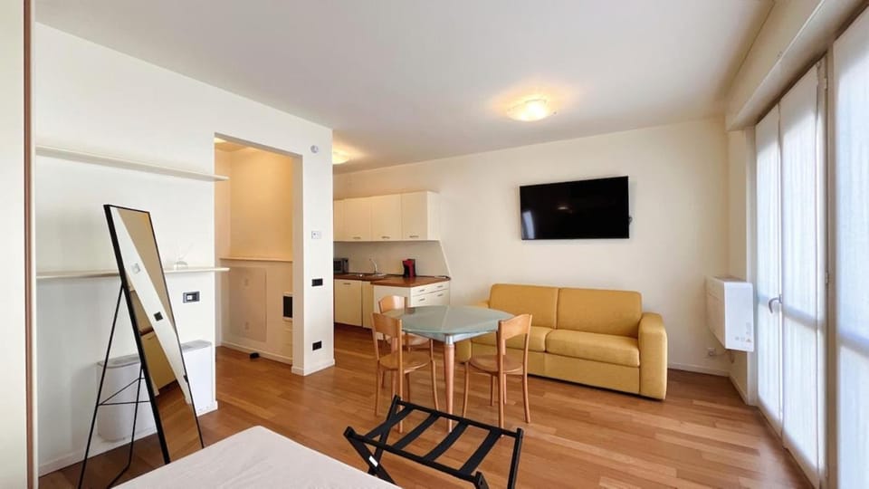 Communal lounge/ TV room, TV and multimedia, Living room, Dining area
