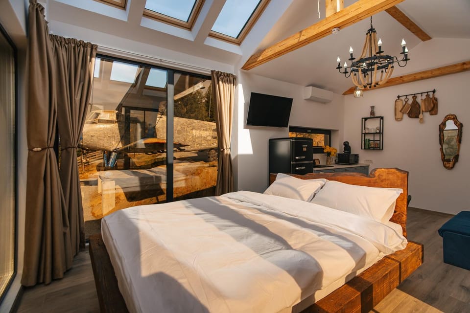 Bed, TV and multimedia, Photo of the whole room, Bedroom