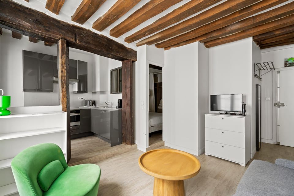 Appartement Typiquement Parisien Apartment in Paris