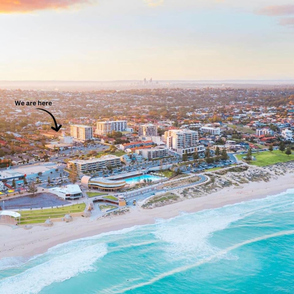 Scarborough Family Beachside Retreat - Walk to beach House in Perth