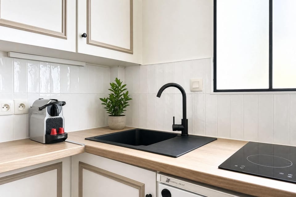 Coffee/tea facilities, Kitchen or kitchenette, stove, toaster