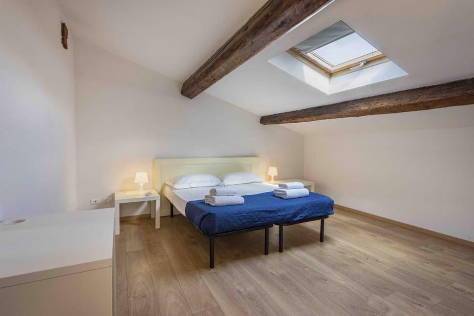 Bed, Photo of the whole room, Bedroom, towels