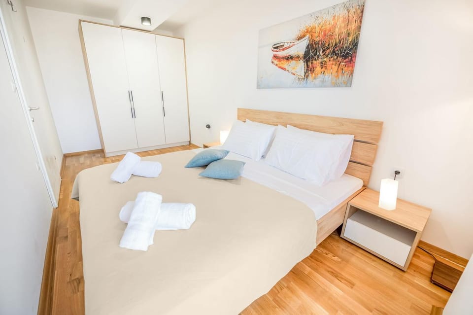 Bed, Photo of the whole room, Bedroom, towels, wardrobe