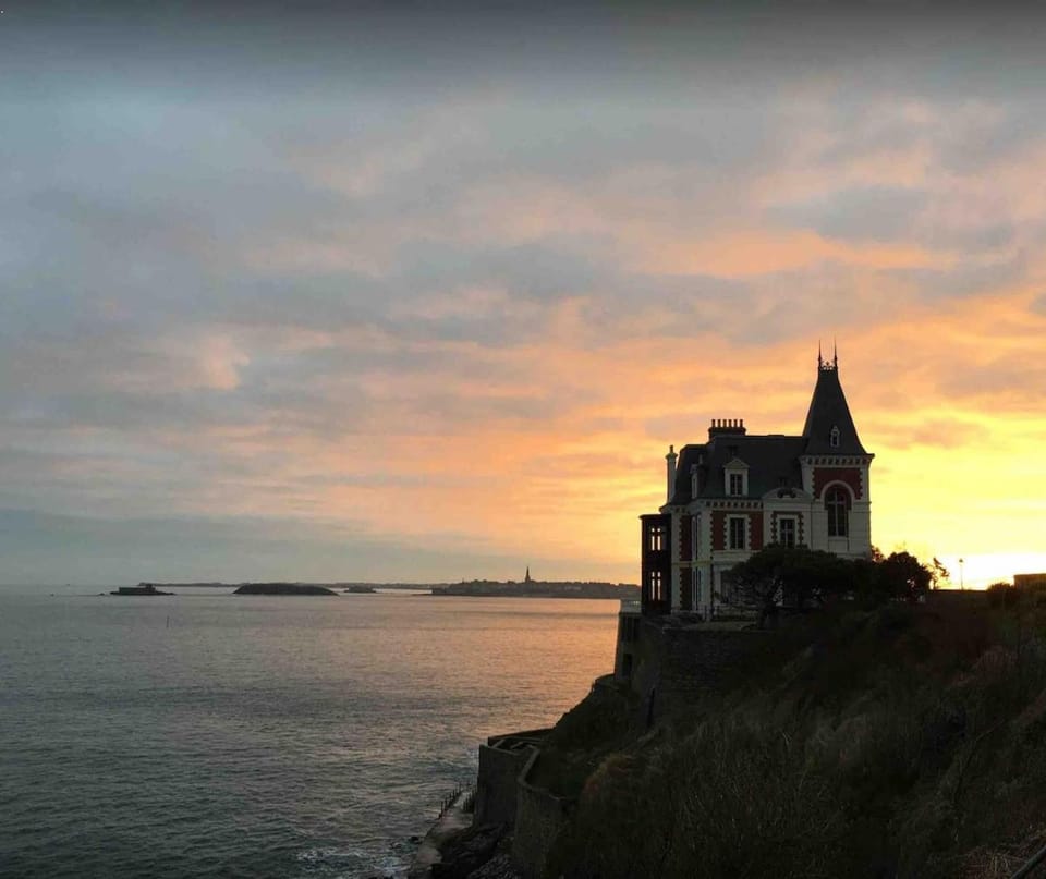 Charme breton bord de mer et parking gratuit privé Apartment in Dinard