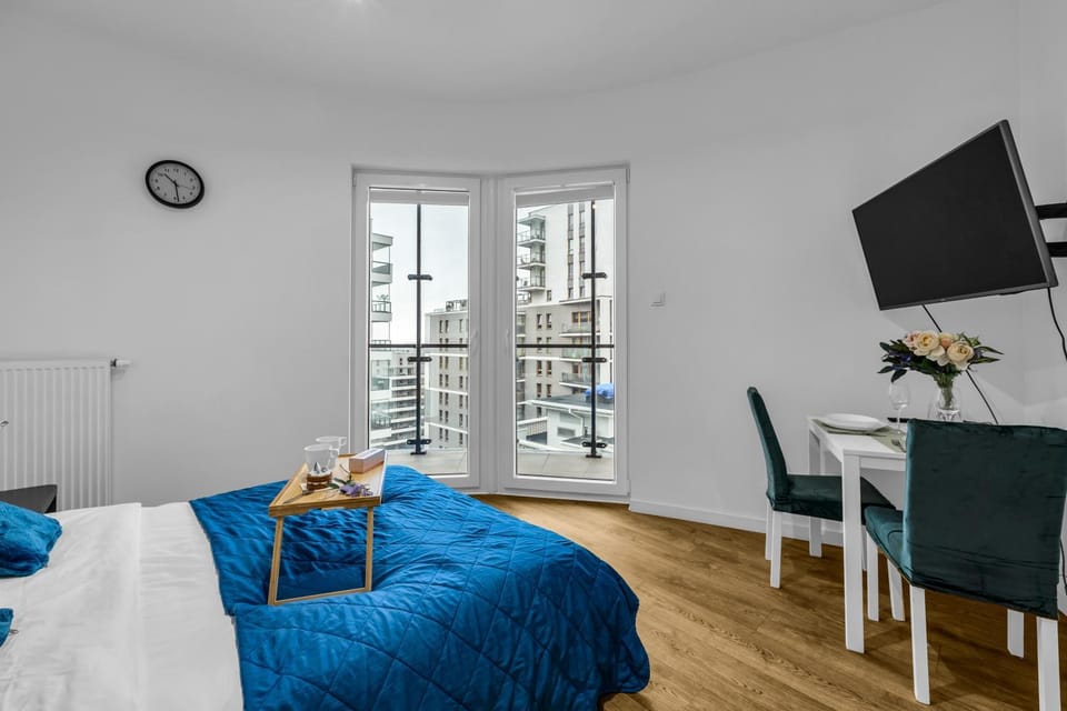 Bed, TV and multimedia, Living room, Photo of the whole room, Seating area, Bedroom
