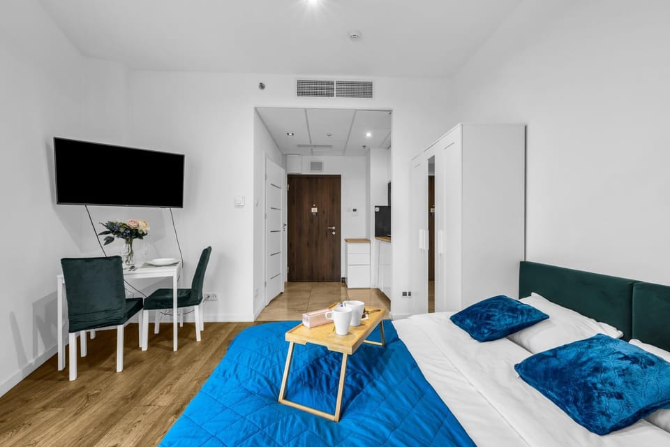 Communal lounge/ TV room, Bed, TV and multimedia, Living room, Photo of the whole room, Seating area, Evening entertainment, Bedroom