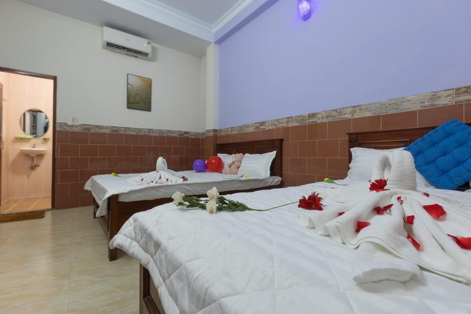 Bed, Living room, Photo of the whole room, Seating area, Bedroom, towels