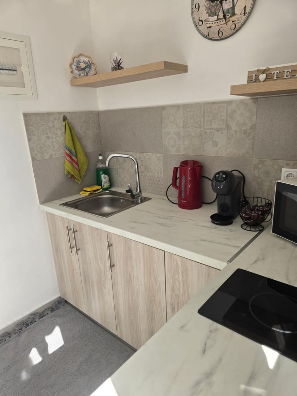 Coffee/tea facilities, stove, kitchen