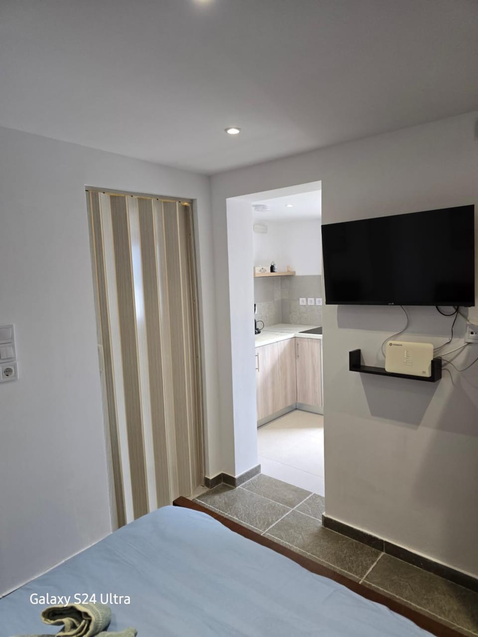 Bed, TV and multimedia, Bedroom