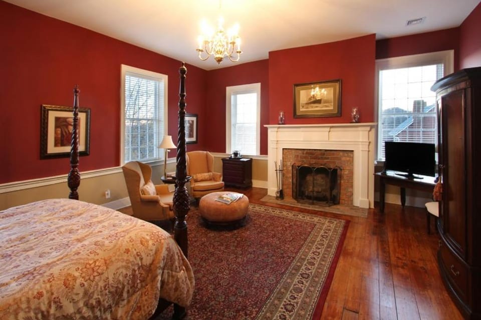 Photo of the whole room, Seating area, Bedroom