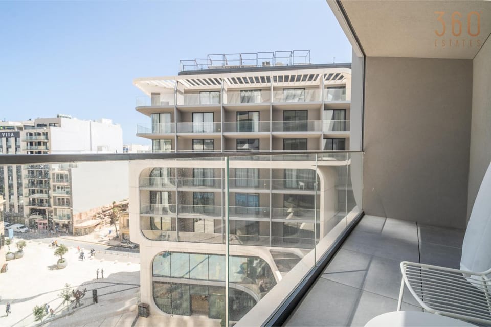 Communal lounge/ TV room, Day, View (from property/room), Balcony/Terrace, Living room, Seating area, Evening entertainment, City view, Location
