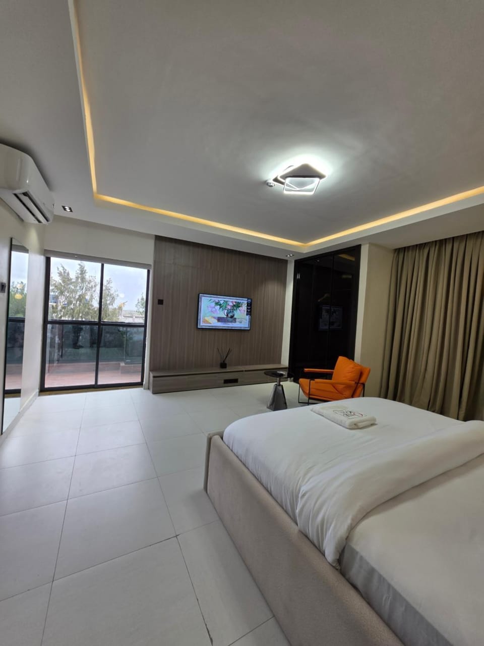 Bed, TV and multimedia, Bedroom, City view