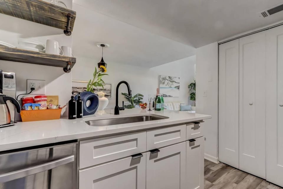 Kitchen or kitchenette, dishwasher