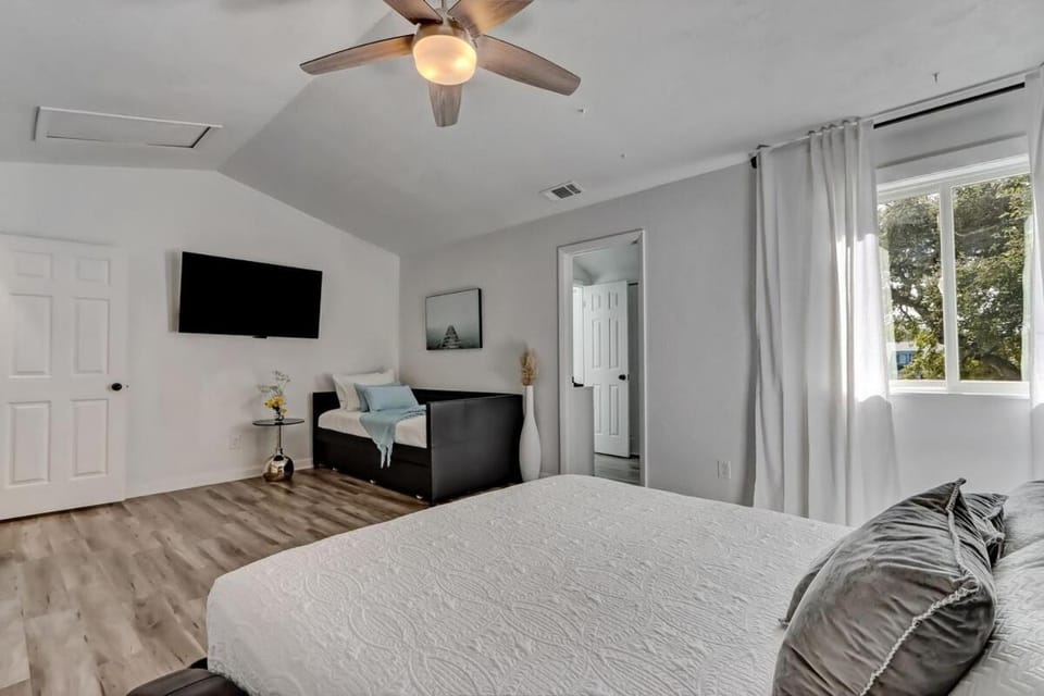 Bed, TV and multimedia, Photo of the whole room, Bedroom