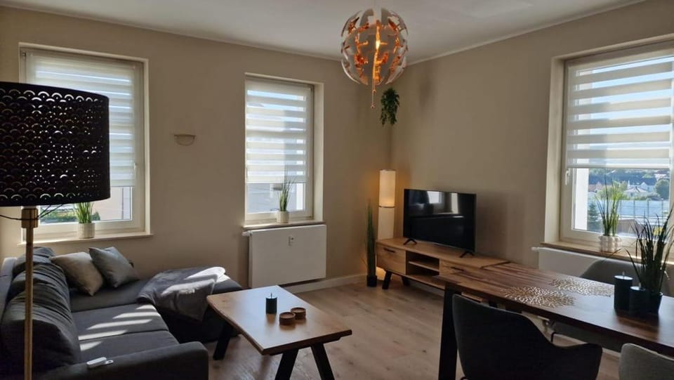 Communal lounge/ TV room, TV and multimedia, Living room, Seating area, Dining area