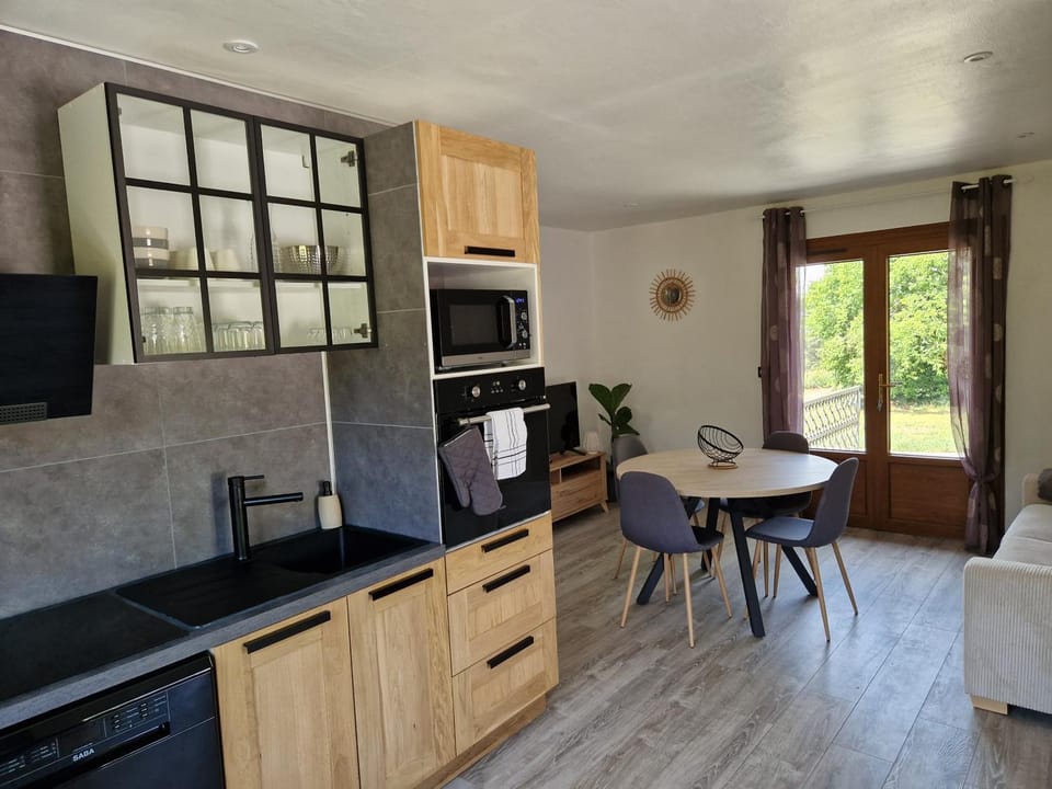 Kitchen or kitchenette, Dining area, dishwasher, oven, stove, toaster