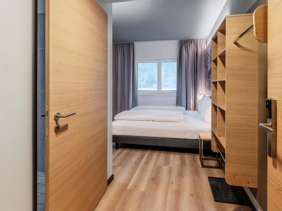 Photo of the whole room, Family