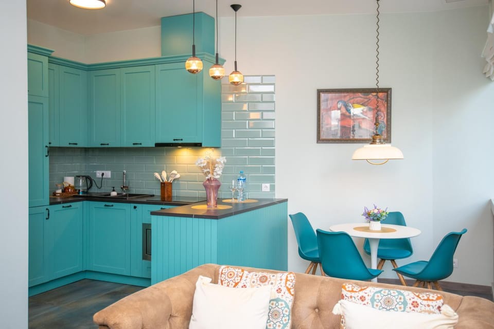 Coffee/tea facilities, Kitchen or kitchenette, Living room, Seating area, Dining area, stove