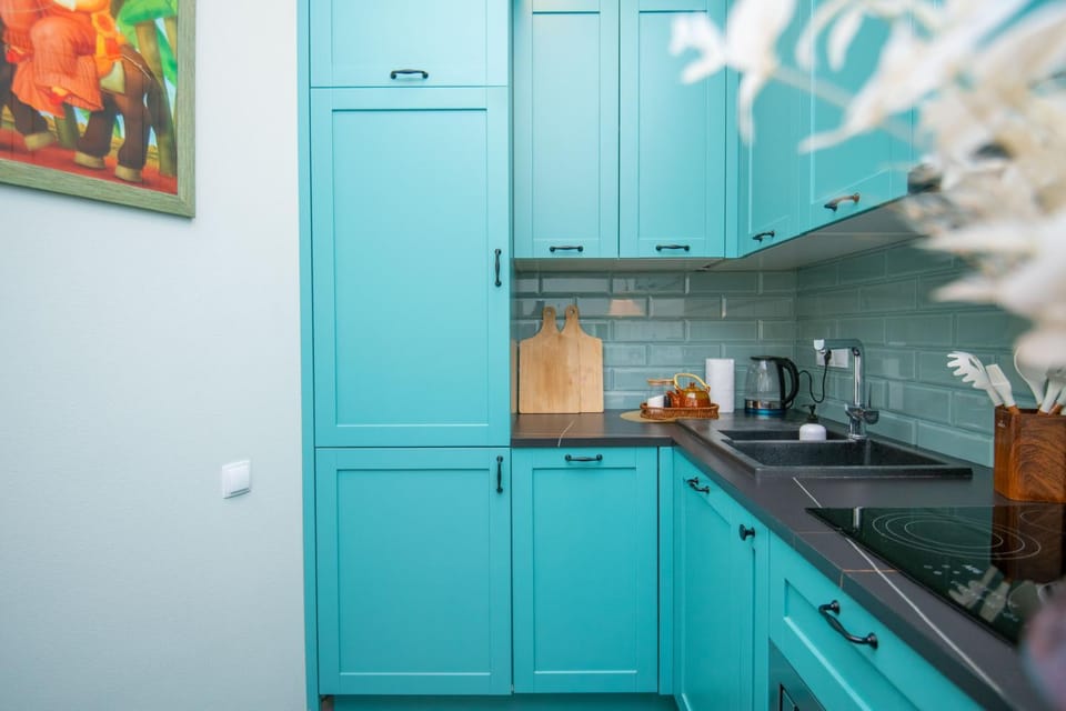 Coffee/tea facilities, Kitchen or kitchenette, oven, stove