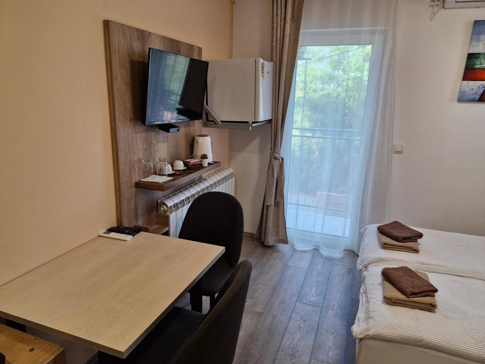 TV and multimedia, Seating area, Dining area, minibar