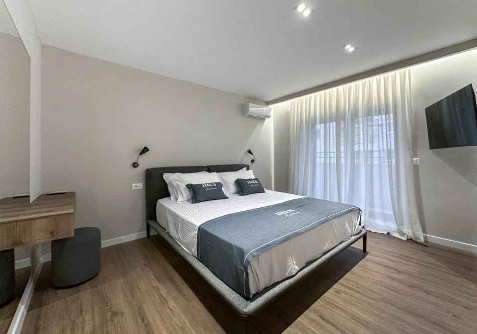 Bed, TV and multimedia, Balcony/Terrace, Bedroom, wardrobe, air conditioner
