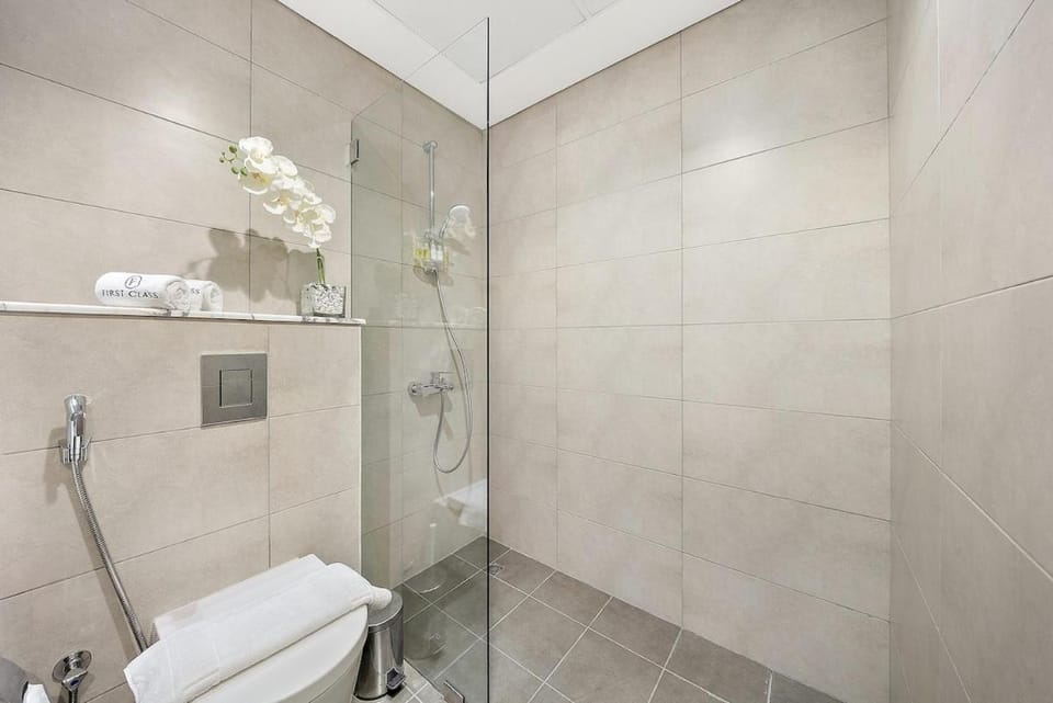 Chic Studio in Dubai with Pool View Retreat Near Business Bay & Jumeirah Beach Apartment in Dubai