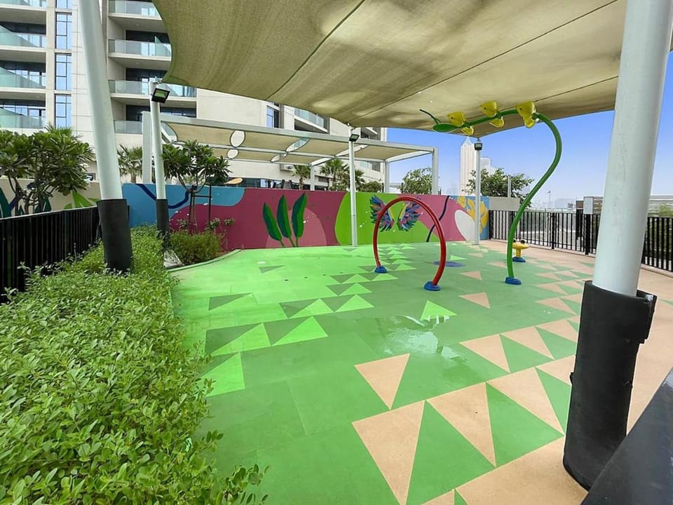 Chic Studio in Dubai with Pool View Retreat Near Business Bay & Jumeirah Beach Apartment in Dubai