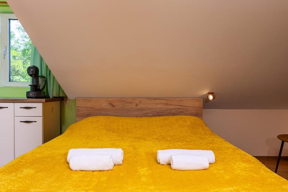 Bed, Bedroom, towels