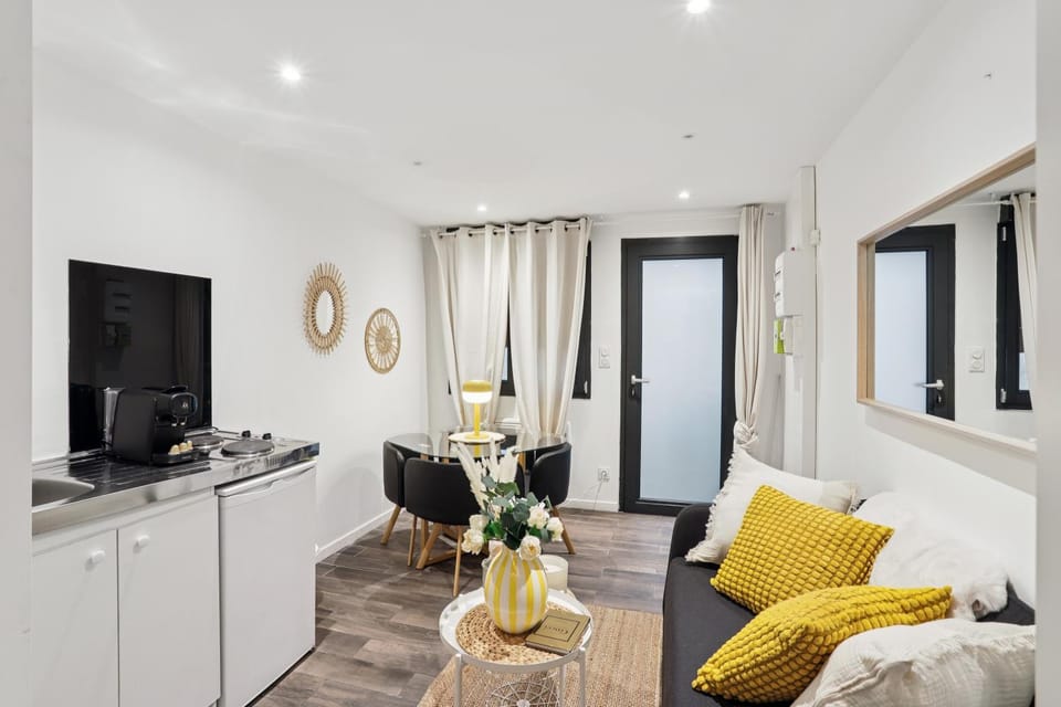 TV and multimedia, Kitchen or kitchenette, Living room, Seating area