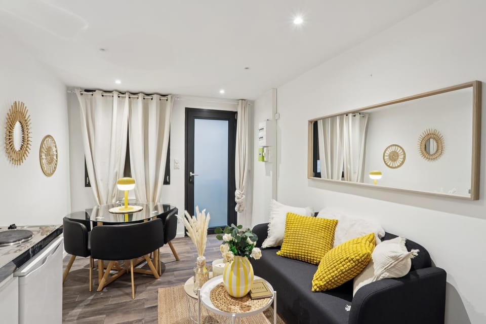 Living room, Seating area, Dining area